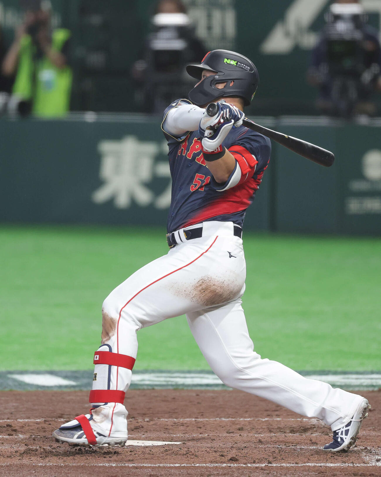 台湾対日本　3回表日本無死、中前打を放つ鈴木（撮影・河田真司）
