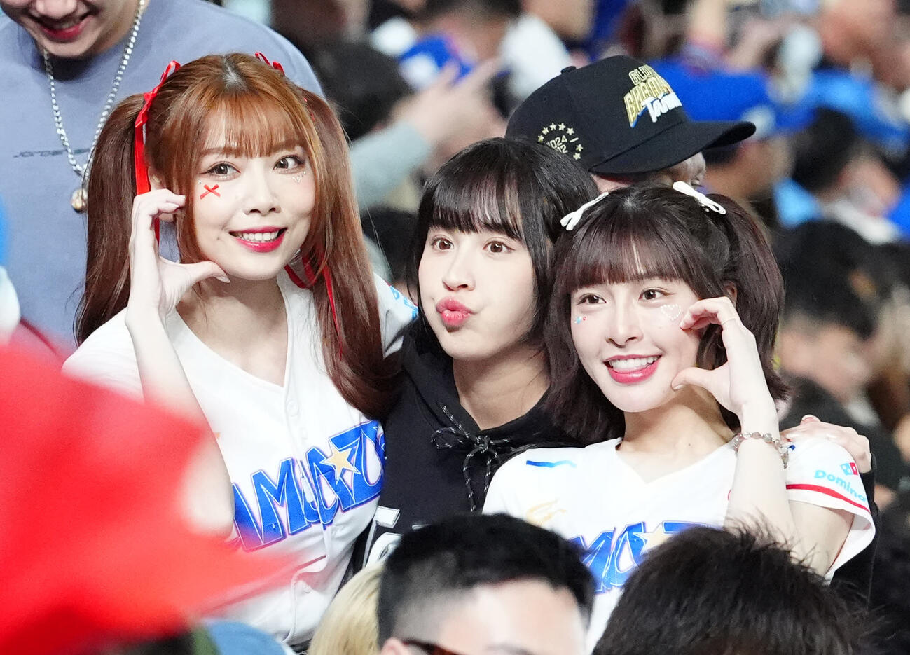 台湾対日本　写真に納まる台湾代表の公式チアリーダー「CT AMAZE」のチュンチュン（右）（撮影・江口和貴）
