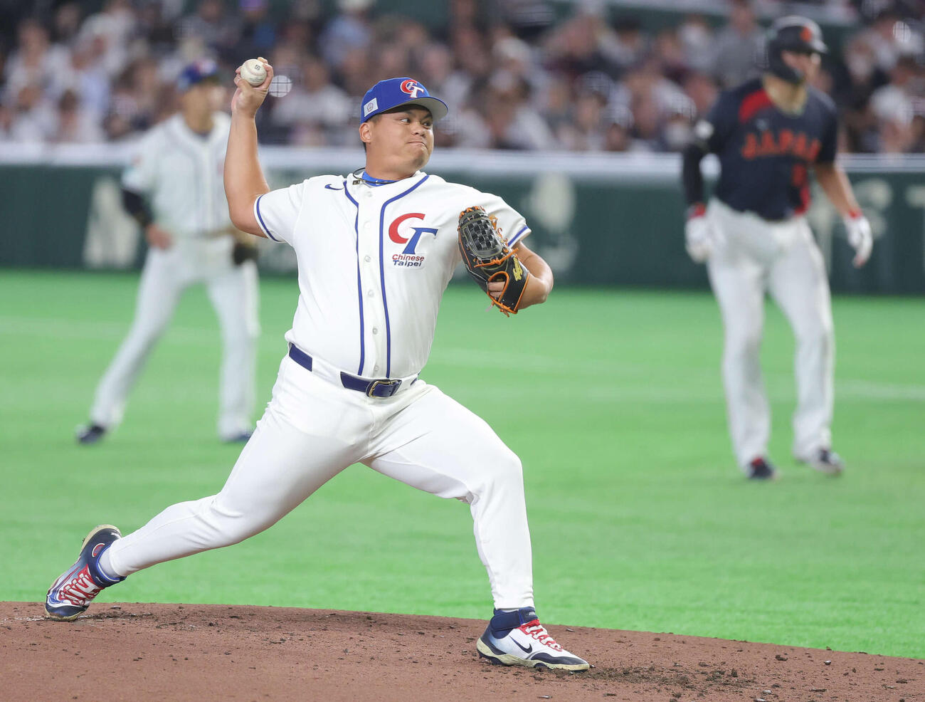 台湾対日本　2回表日本2死一、二塁、力投する胡智為（撮影・河田真司）