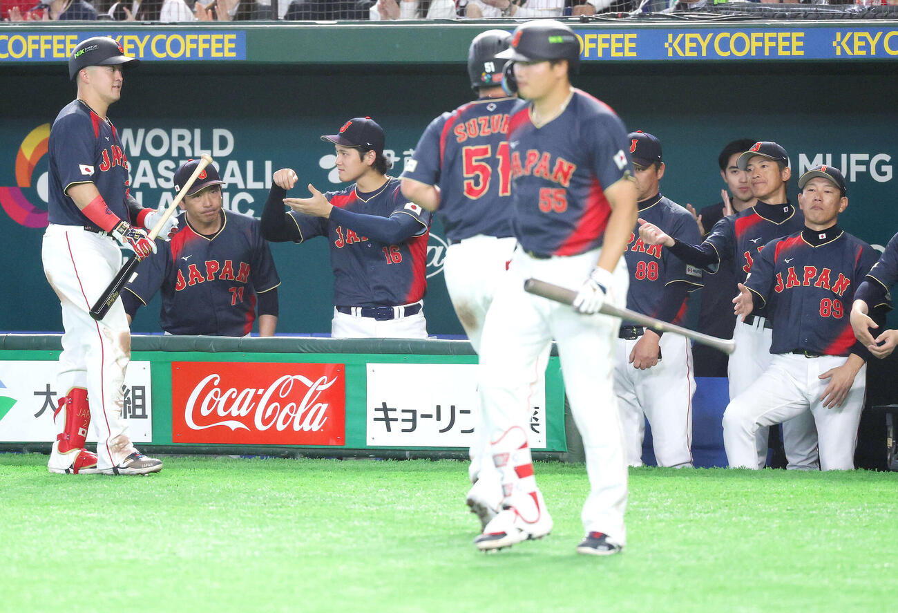 台湾対日本　3回表日本無死一、二塁、岡本が中前適時打を放ち、ベンチで「お茶たてポーズ」する大谷（左から3人目）（撮影・河田真司）