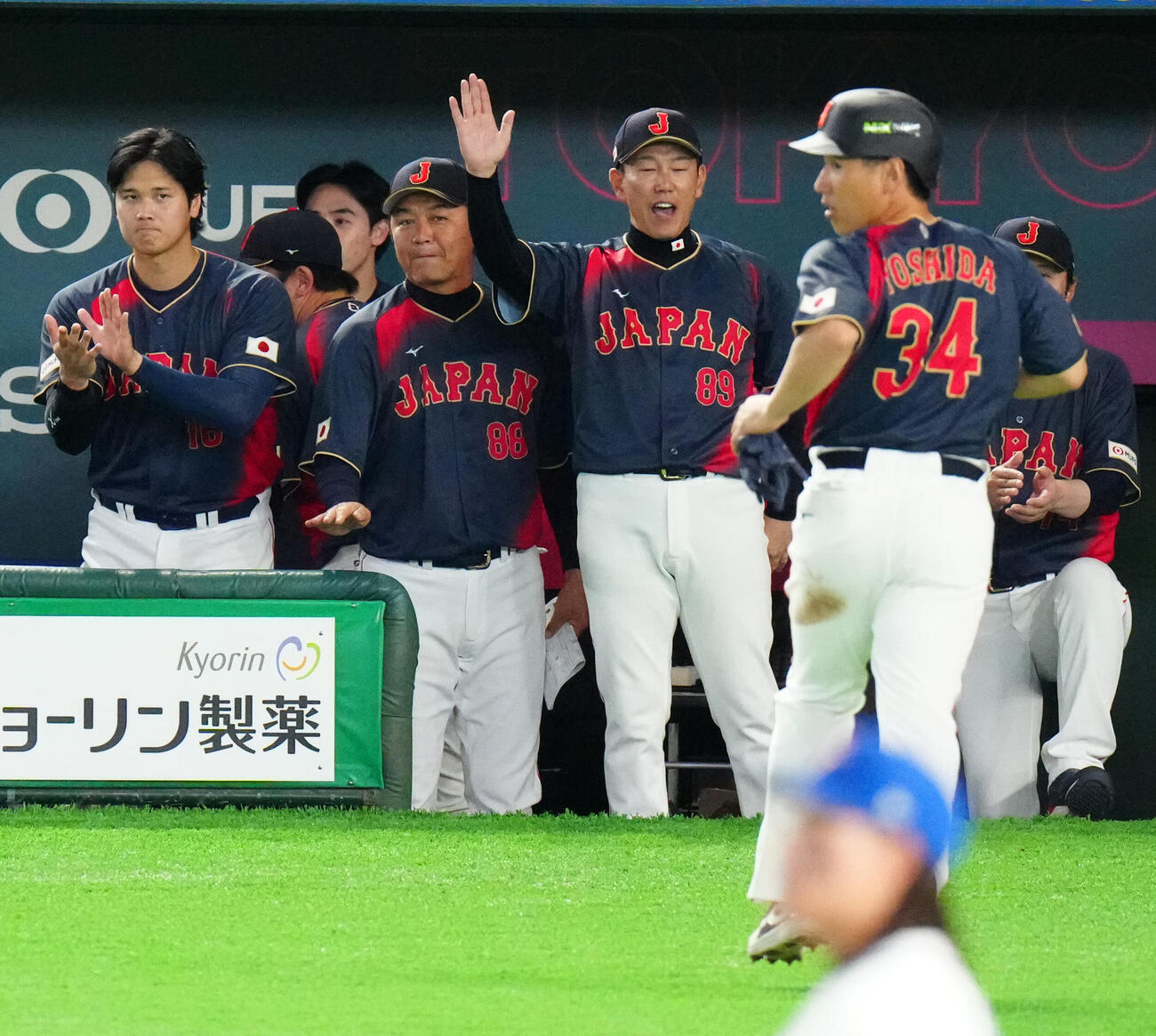 台湾対日本　2回表日本2死一、三塁、村上の適時内野安打で生還した吉田（手前）を迎える井端監督（左から3人目）。左端は大谷（撮影・江口和貴）