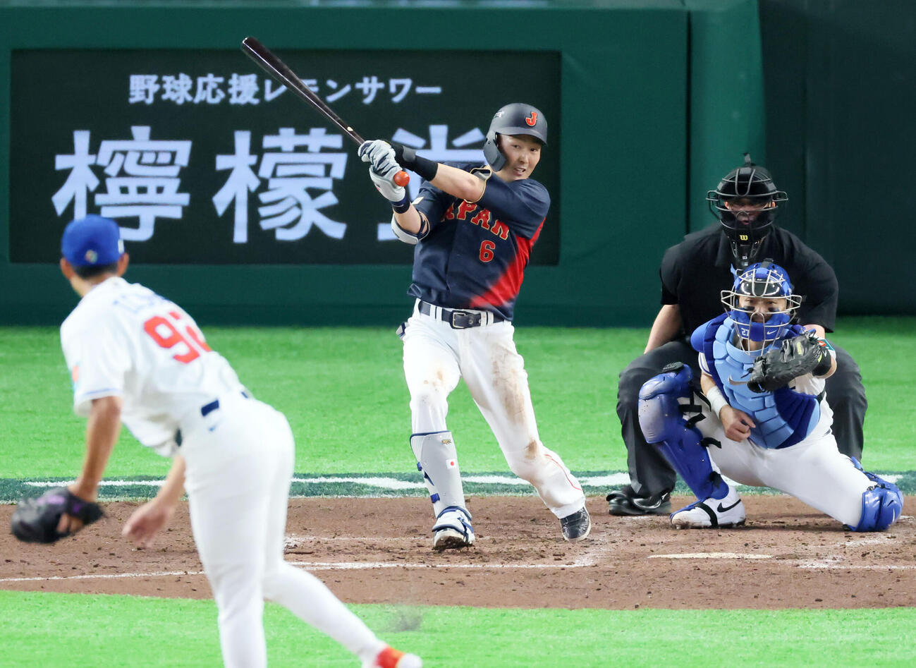 台湾対日本　3回表日本2死二、三塁、源田は中前2点適時打を放つ。投手沙子宸（撮影・加藤哉）