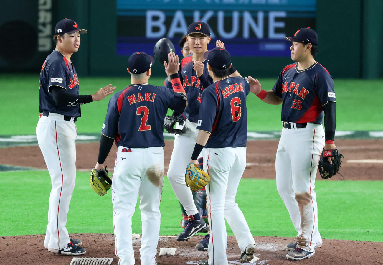 台湾対日本　台湾相手に7回コールドゲームで勝利しマウンドでタッチする曽谷ら日本ナイン（撮影・加藤哉）