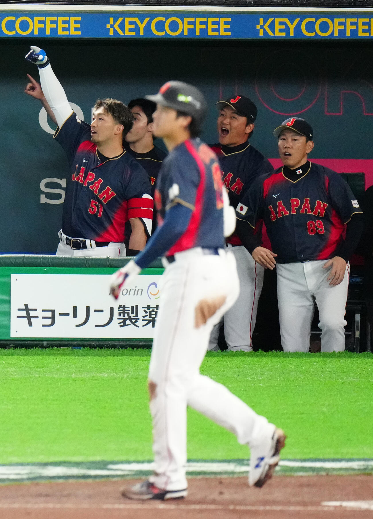 台湾対日本　2回表日本1死満塁、大谷（手前）の満塁本塁打の打球を見つめる井端監督（右端）ら（撮影・江口和貴）