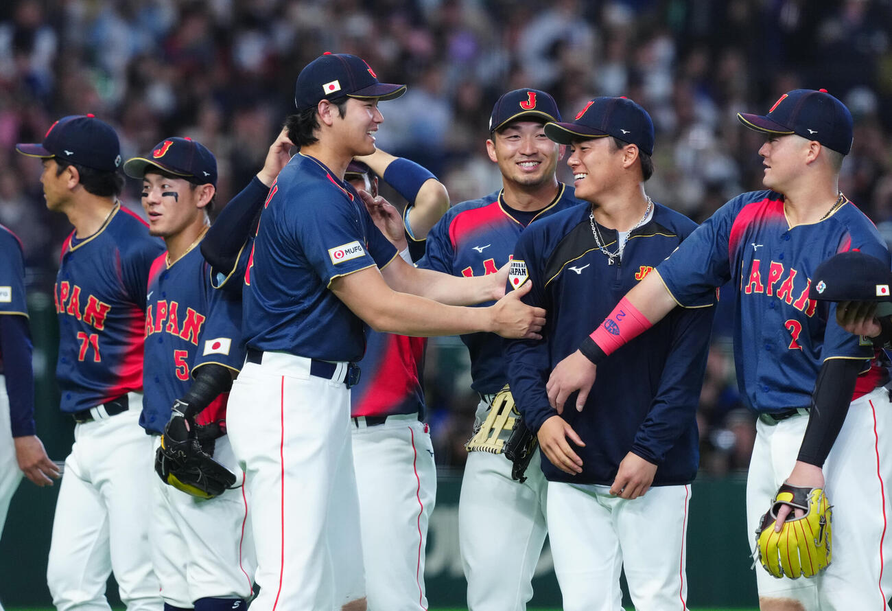 台湾対日本　台湾に大勝しスタンドのファンへのあいさつで山本（中央右）を連れ出す大谷（同左）（撮影・垰建太）