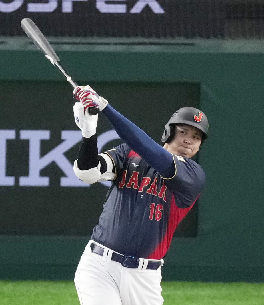 2回日本2死一、三塁、大谷が右前に適時打を放つ(共同)