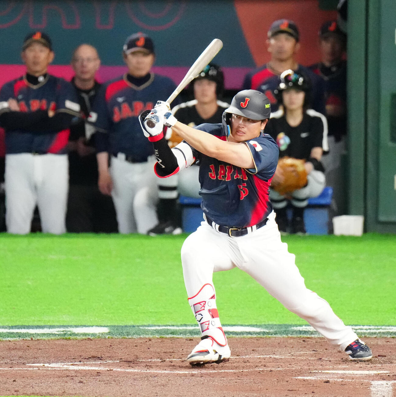 台湾対日本　2回表日本2死一、三塁、適時内野安打とする村上（撮影・江口和貴）