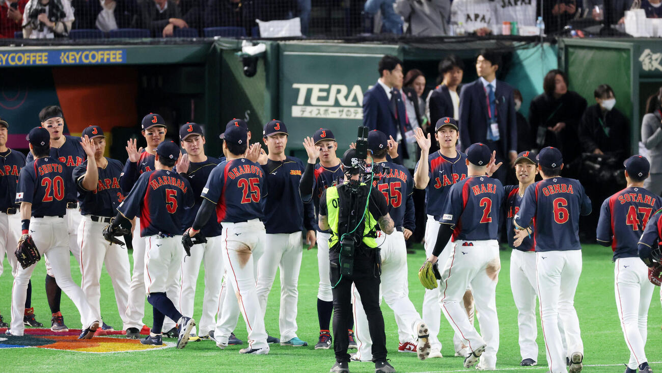 台湾対日本　台湾に勝利しベンチ前でタッチする日本ナイン（撮影・加藤哉）