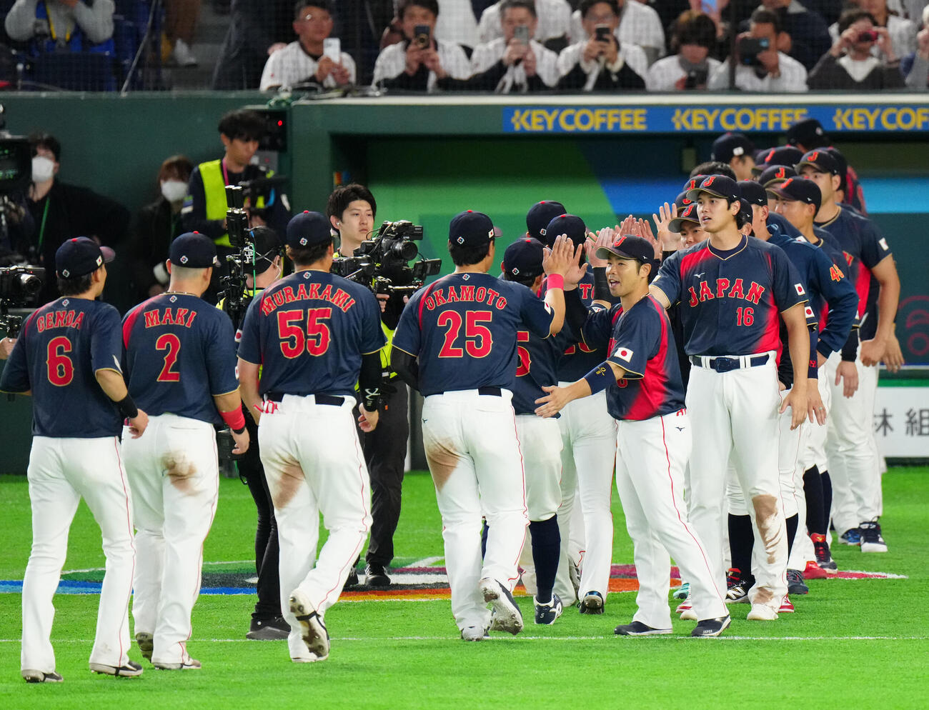台湾対日本　7回コールド勝ちし、タッチを交わす大谷（右端）ら日本の選手たち（撮影・江口和貴）
