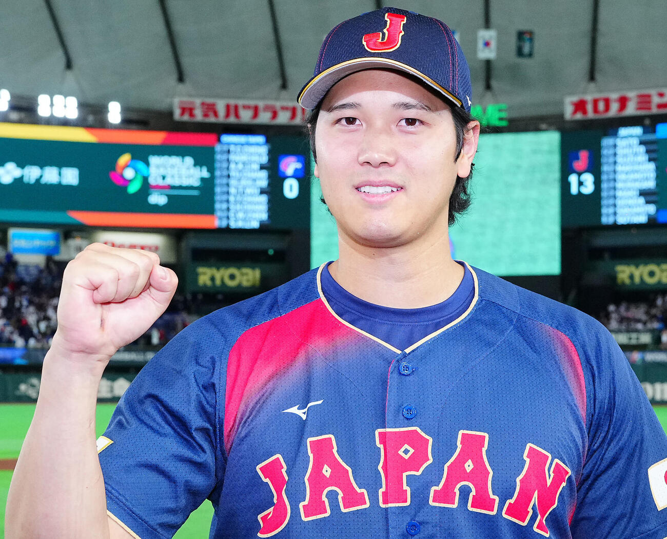 台湾対日本　台湾に大勝し写真に納まる大谷（撮影・垰建太）
