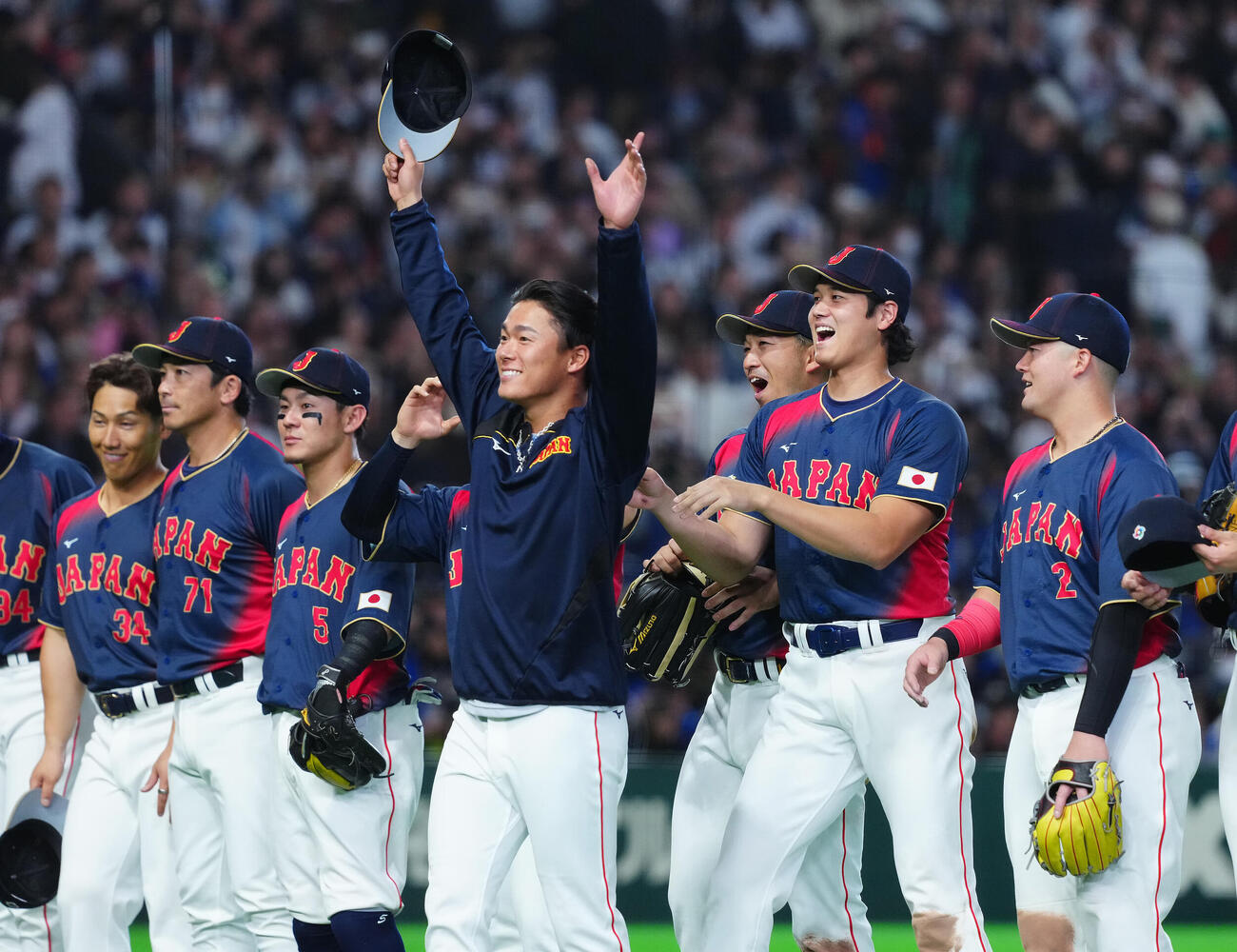 台湾対日本　台湾に大勝し、スタンドのファンへのあいさつで山本（中央左）を前に押し出す大谷（右から2人目）（撮影・垰建太）