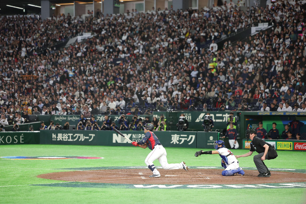 台湾対日本　3回表日本無死一、二塁、中前適時打を放つ岡本（撮影・河田真司）