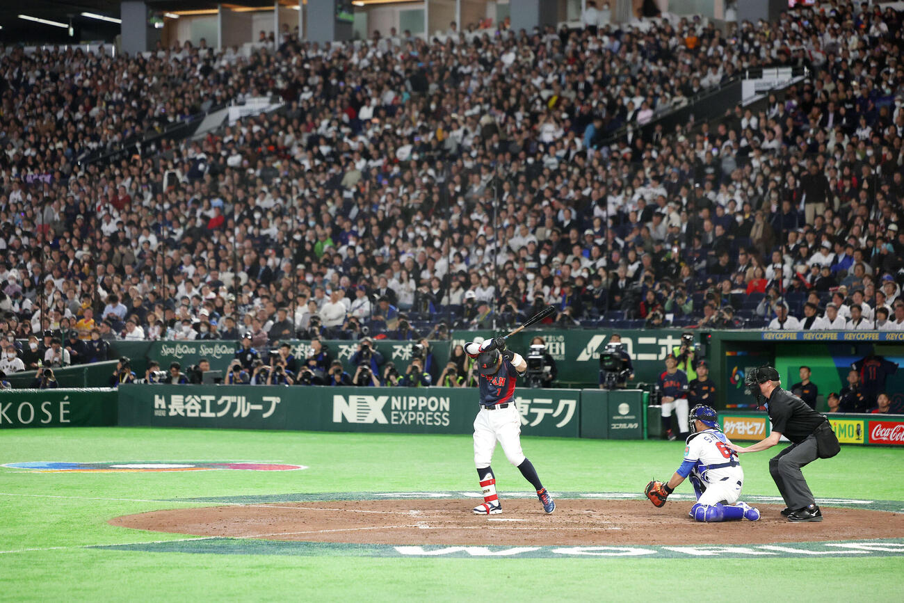 台湾対日本　台湾対日本　7回表日本無死、四球を選ぶ佐藤輝（撮影・河田真司）