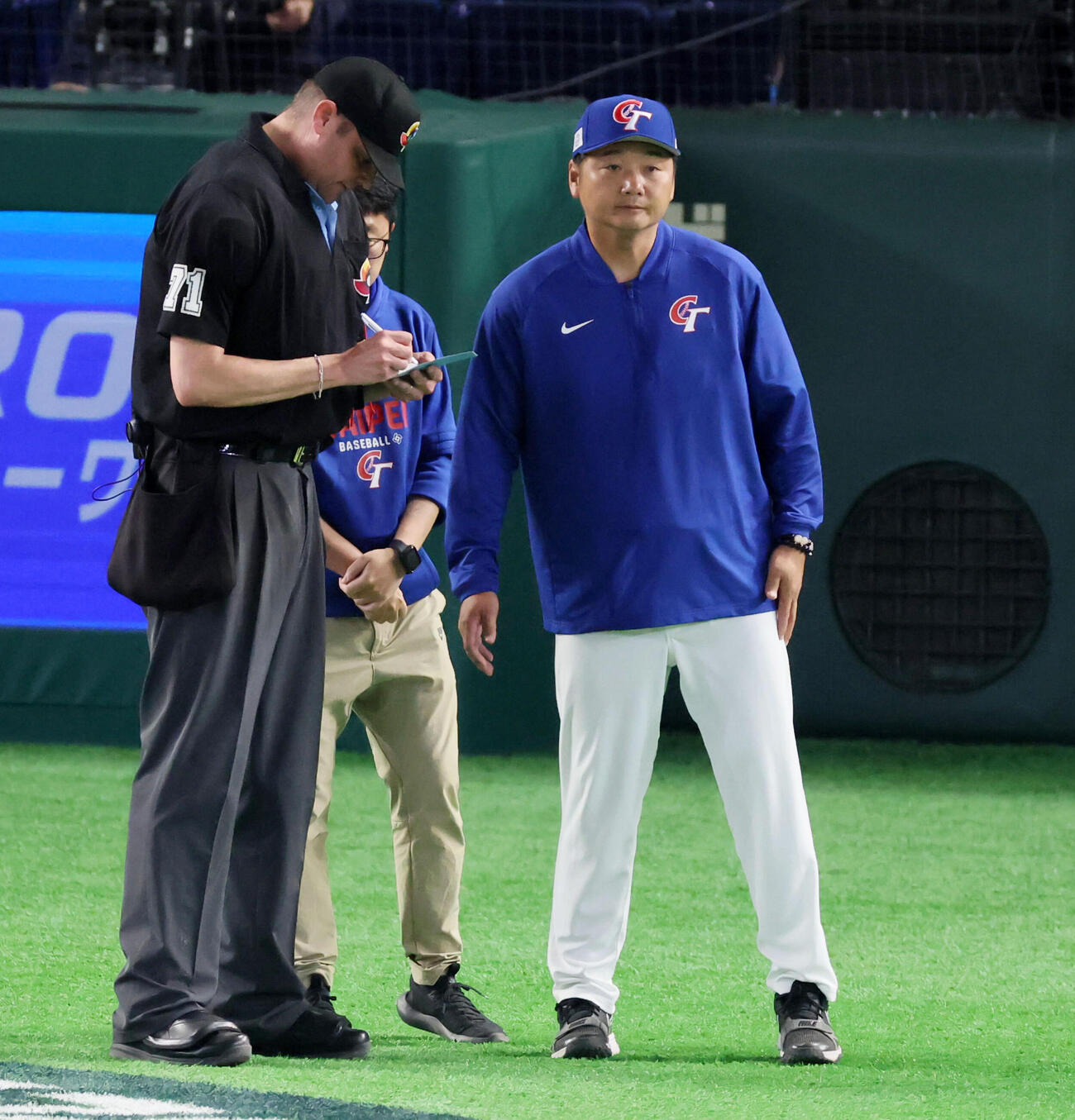 台湾対日本　7回表、選手交代を告げる台湾の曽豪駒監督（撮影・加藤哉）
