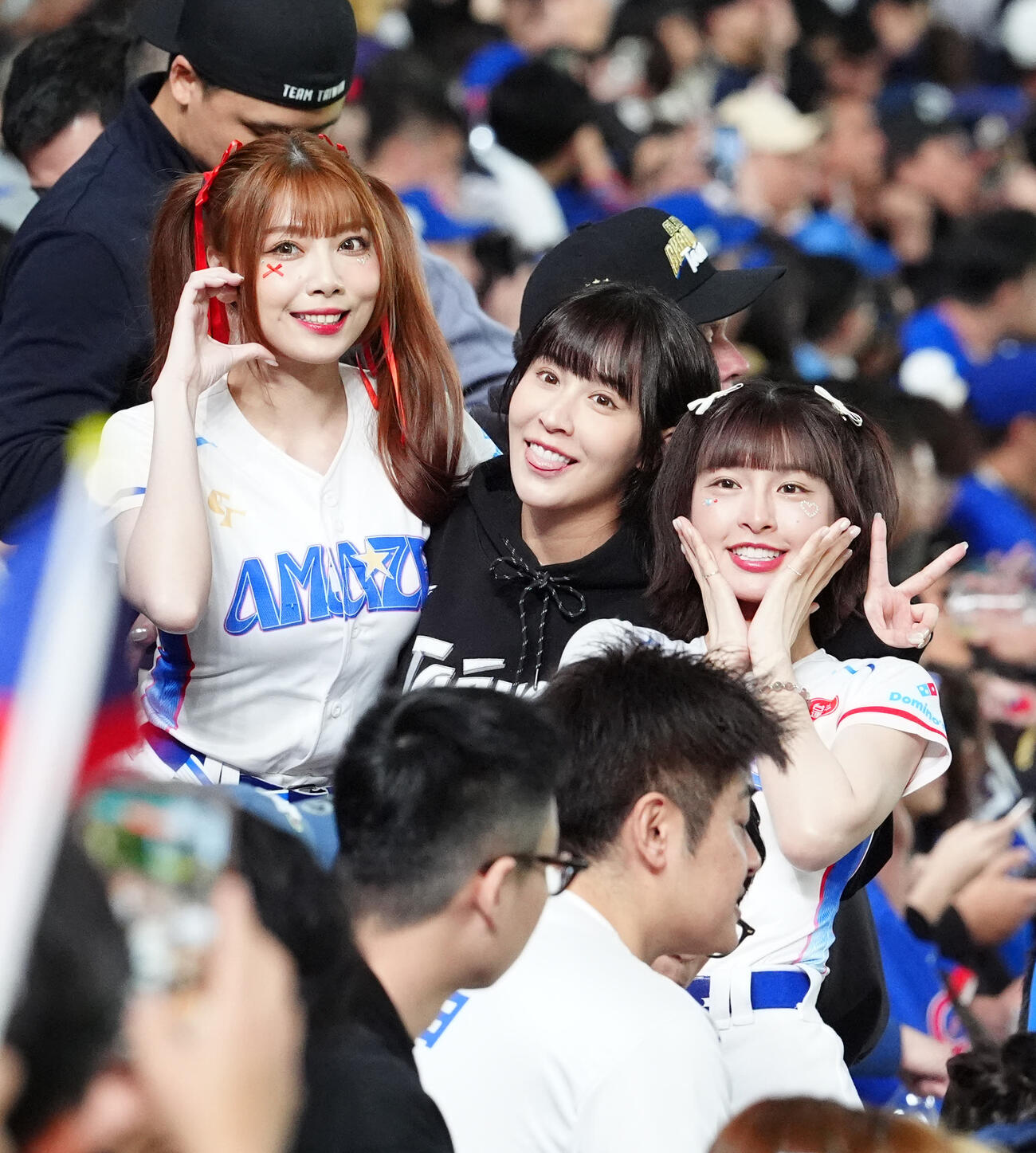 台湾対日本　写真に納まる台湾代表の公式チアリーダー「CT AMAZE」のチュンチュン（右）（撮影・江口和貴）