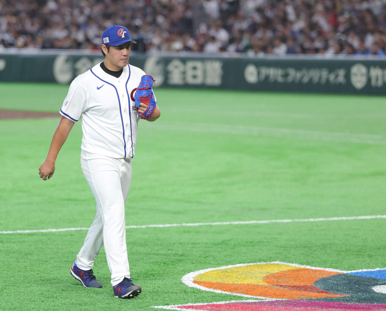 台湾対日本　2回表日本2死一、二塁、降板する鄭浩均（撮影・河田真司）