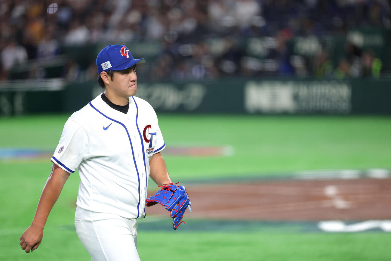 台湾対日本　2回表日本2死一、二塁、降板する鄭浩均（撮影・河田真司）