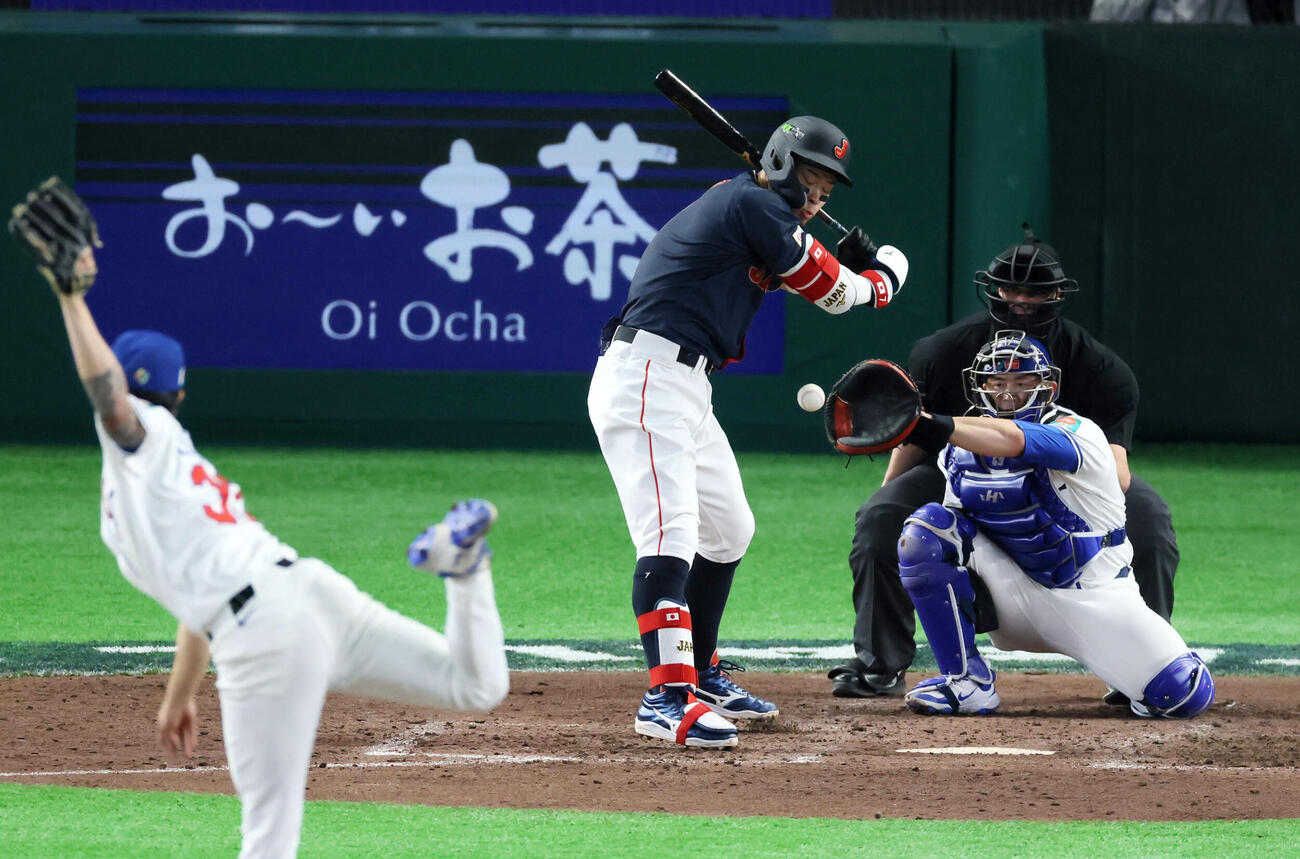 台湾対日本　7回表日本無死、代打佐藤は四球を選ぶ。投手張峻〓（王ヘンに韋）（撮影・加藤哉）