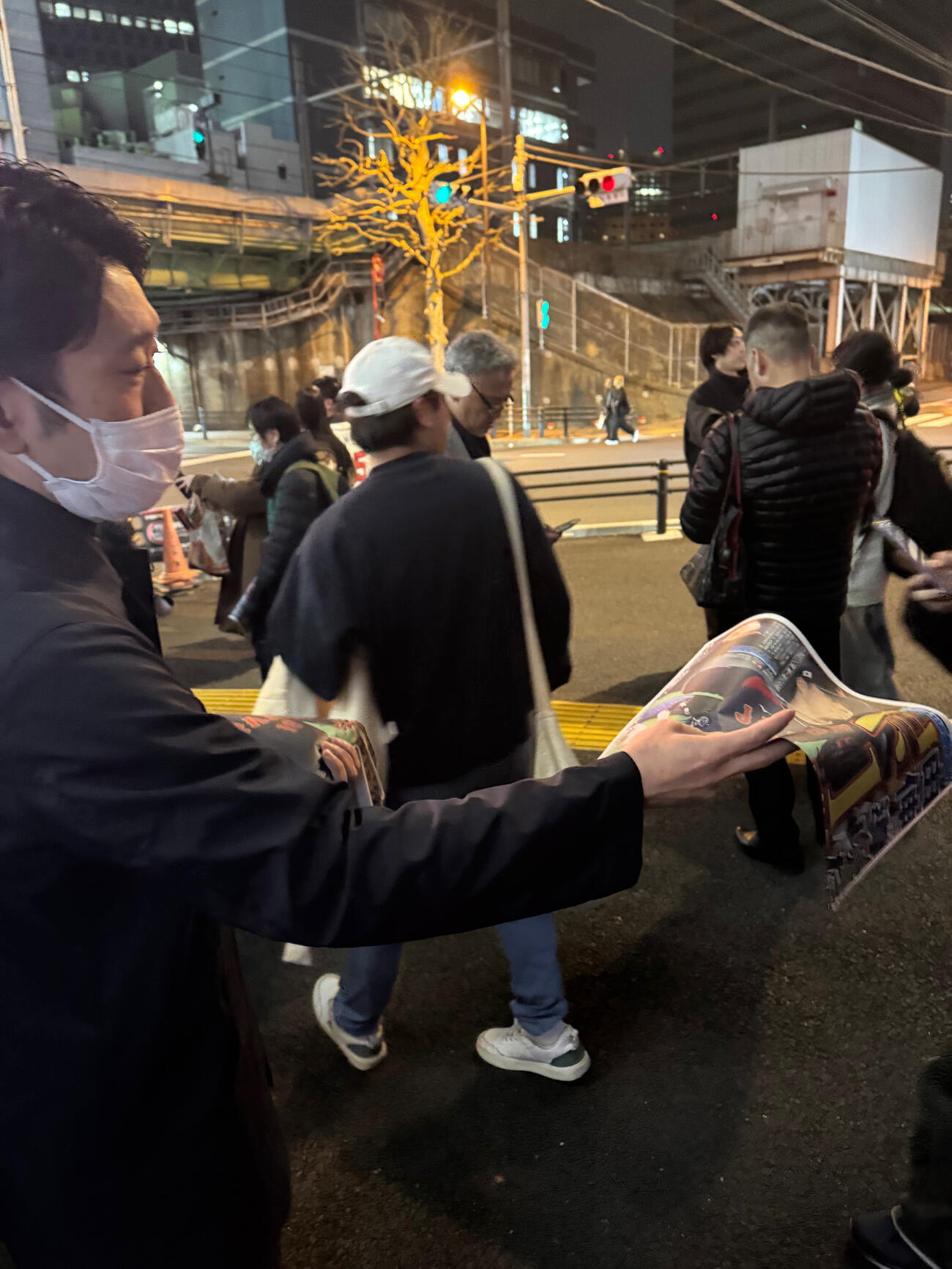 侍ジャパンの今大会初勝利を報じる日刊スポーツの特別号外が発行された