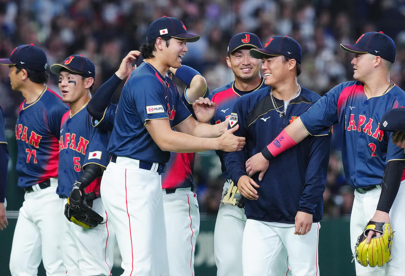 台湾対日本　台湾に大勝し、ファンへのあいさつで山本（中央右）を前方へ促す大谷（同左）（撮影・垰建太）