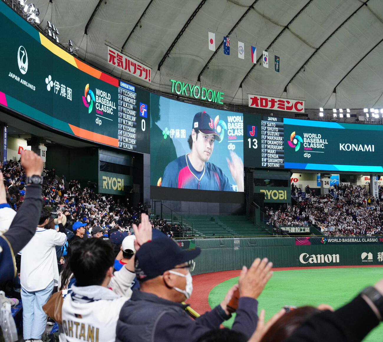 台湾対日本　試合後、ビジョンに映し出されるお立ち台の大谷（撮影・江口和貴）