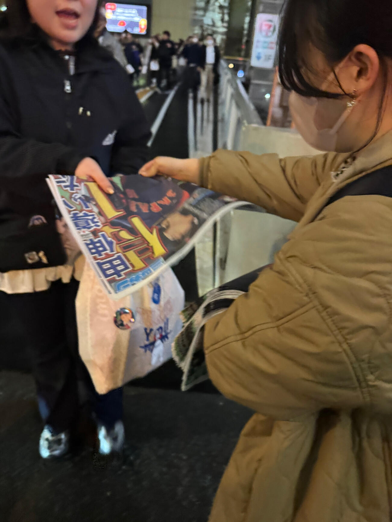 侍ジャパンの今大会初勝利を報じる日刊スポーツの特別号外が発行された