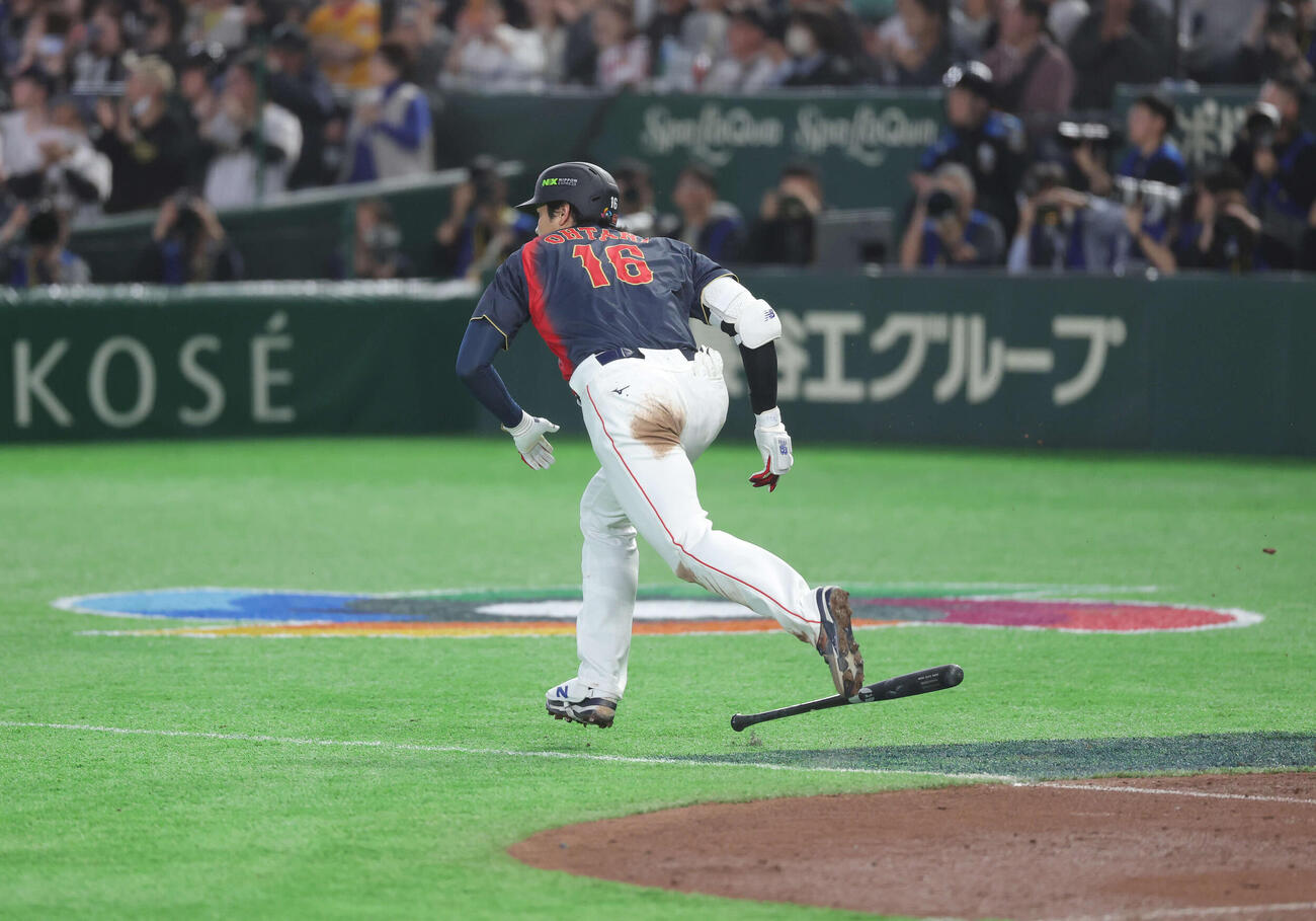 台湾対日本　2回表日本2死一、二塁、右前適時打を放つ大谷（撮影・河田真司）