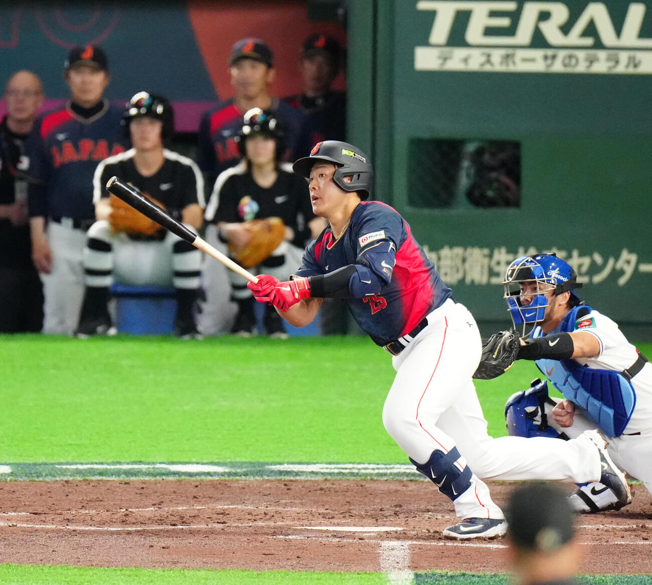 台湾対日本　3回表日本無死一、二塁、適時打を放つ岡本（撮影・江口和貴）