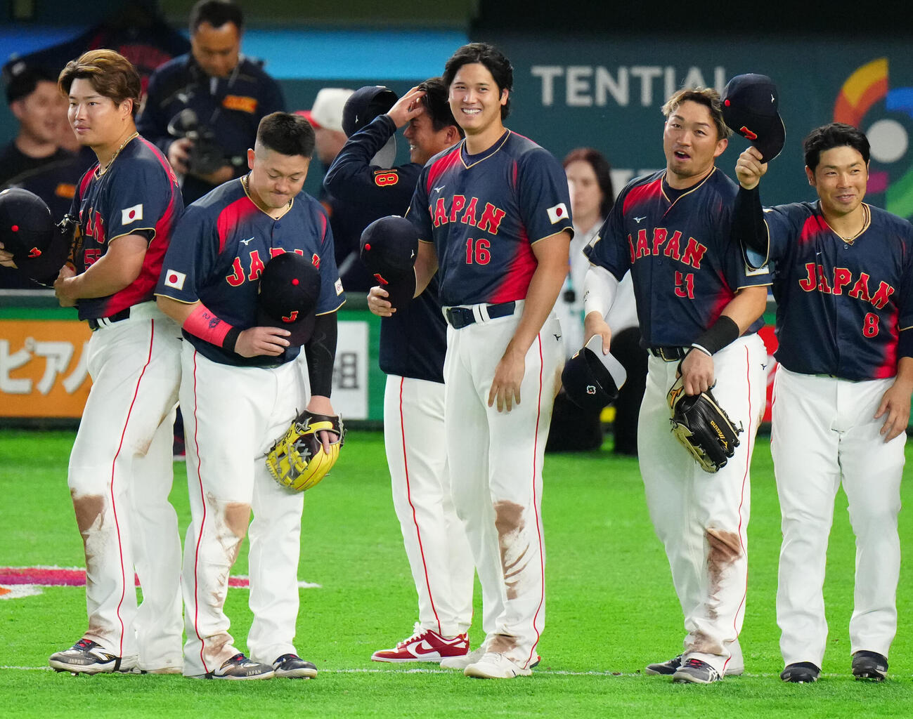 台湾対日本　7回コールド勝ちし、笑顔を見せる大谷（中央）ら（撮影・江口和貴）