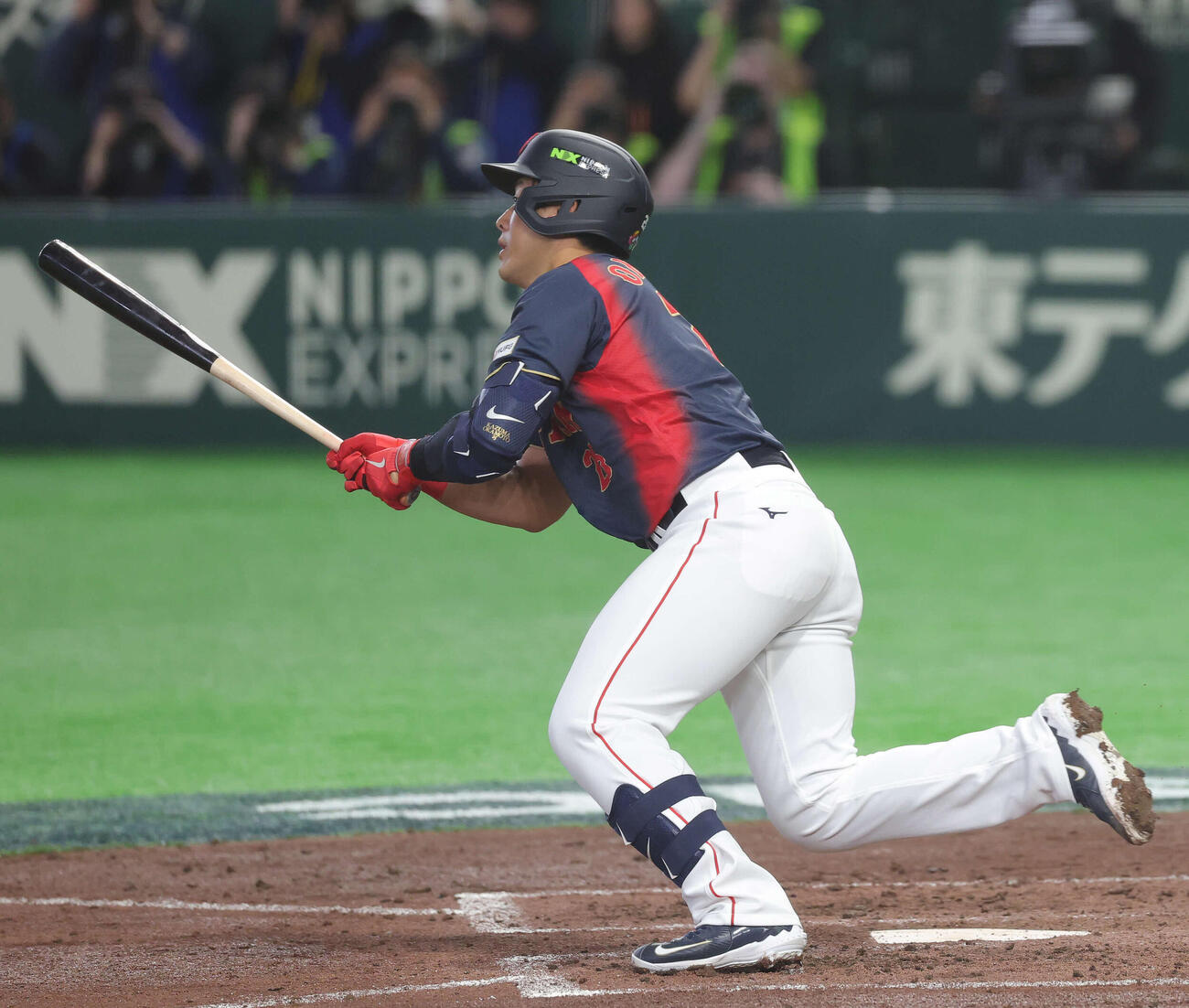 台湾対日本　3回表日本無死一、二塁、中前適時打を放つ岡本（撮影・河田真司）