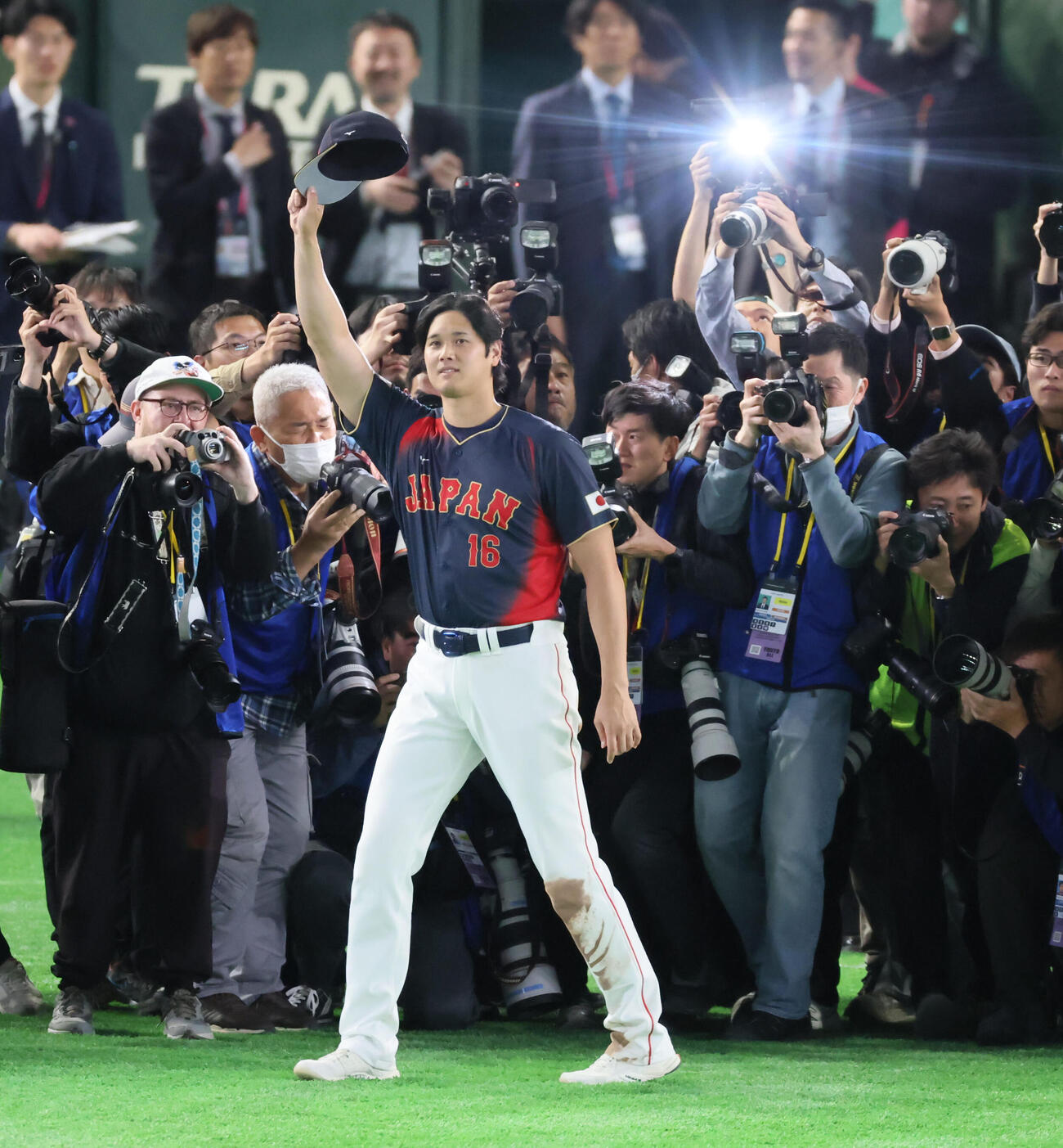 台湾対日本　ヒーローインタビューを終えスタンドのファンに手を振る侍ジャパン大谷（撮影・加藤哉）