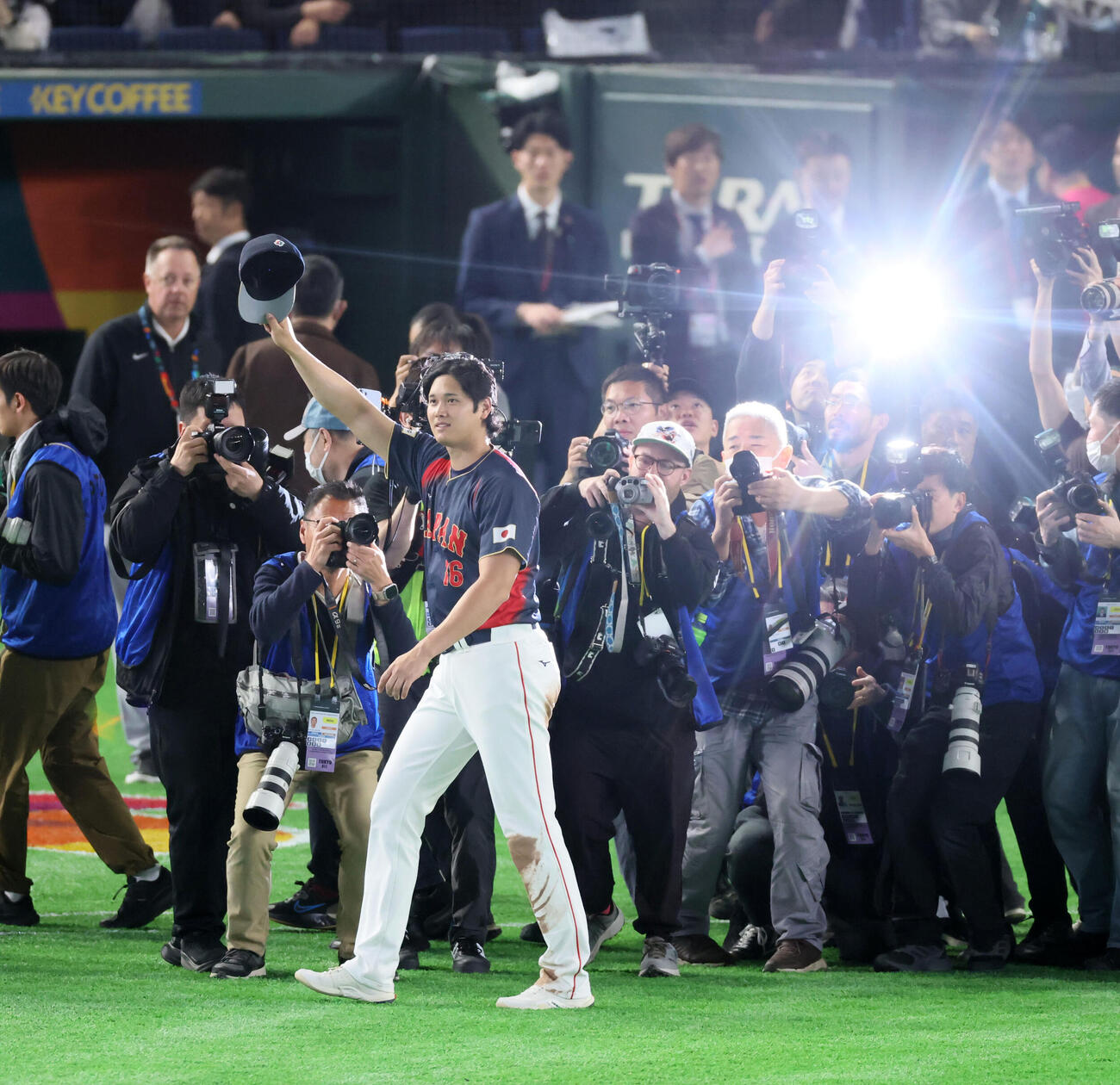 台湾対日本　ヒーローインタビューを終えスタンドのファンに手を振る侍ジャパン大谷（撮影・加藤哉）