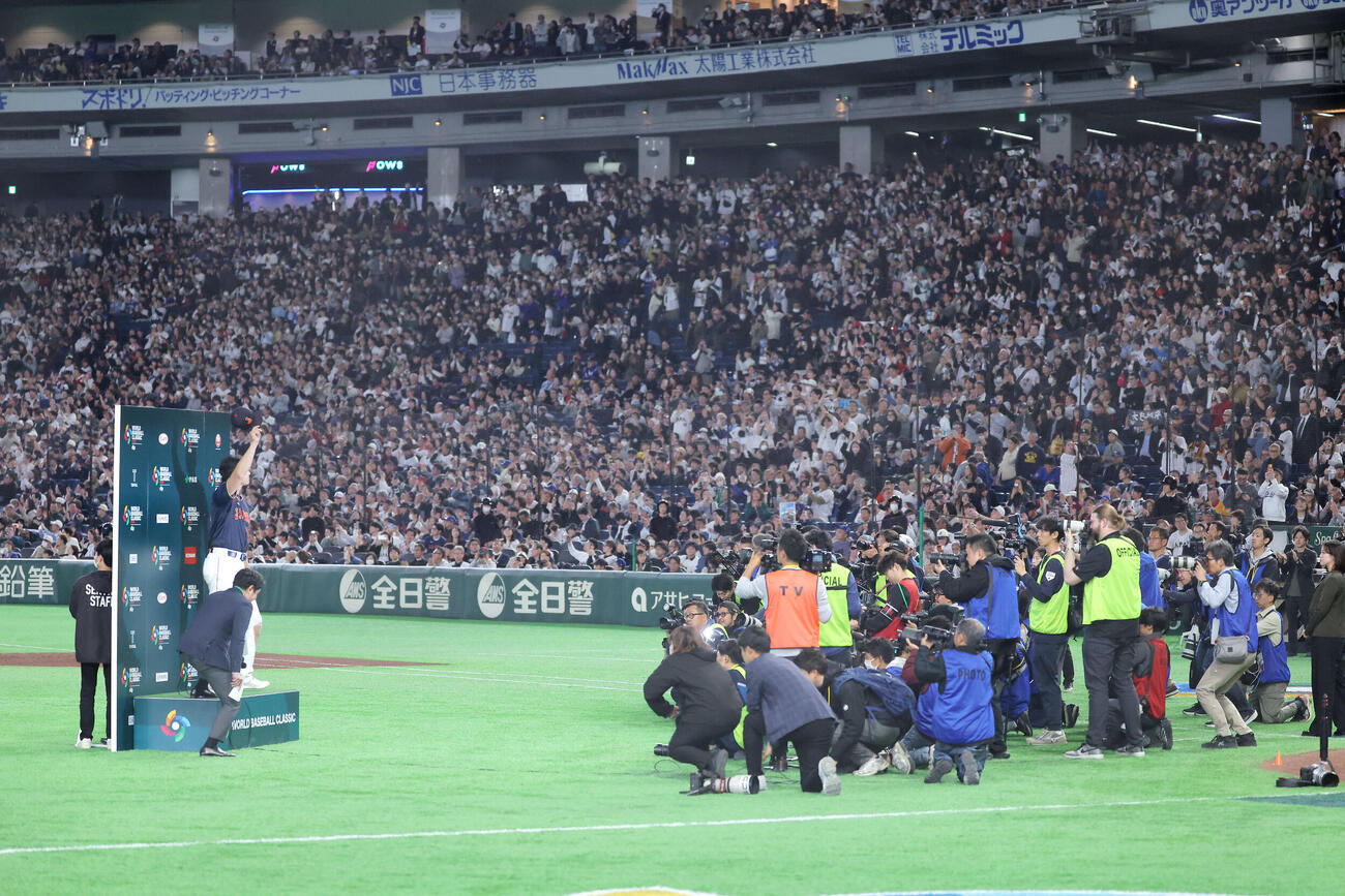 台湾対日本　台湾に勝利し、お立ち台に上がる大谷（左）（撮影・河田真司）