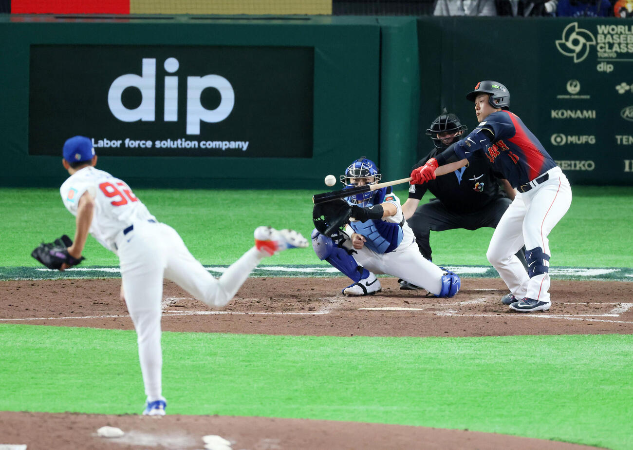 台湾対日本　3回表日本無死一、二塁、岡本は中前適時打を放つ。投手沙子宸（撮影・加藤哉）