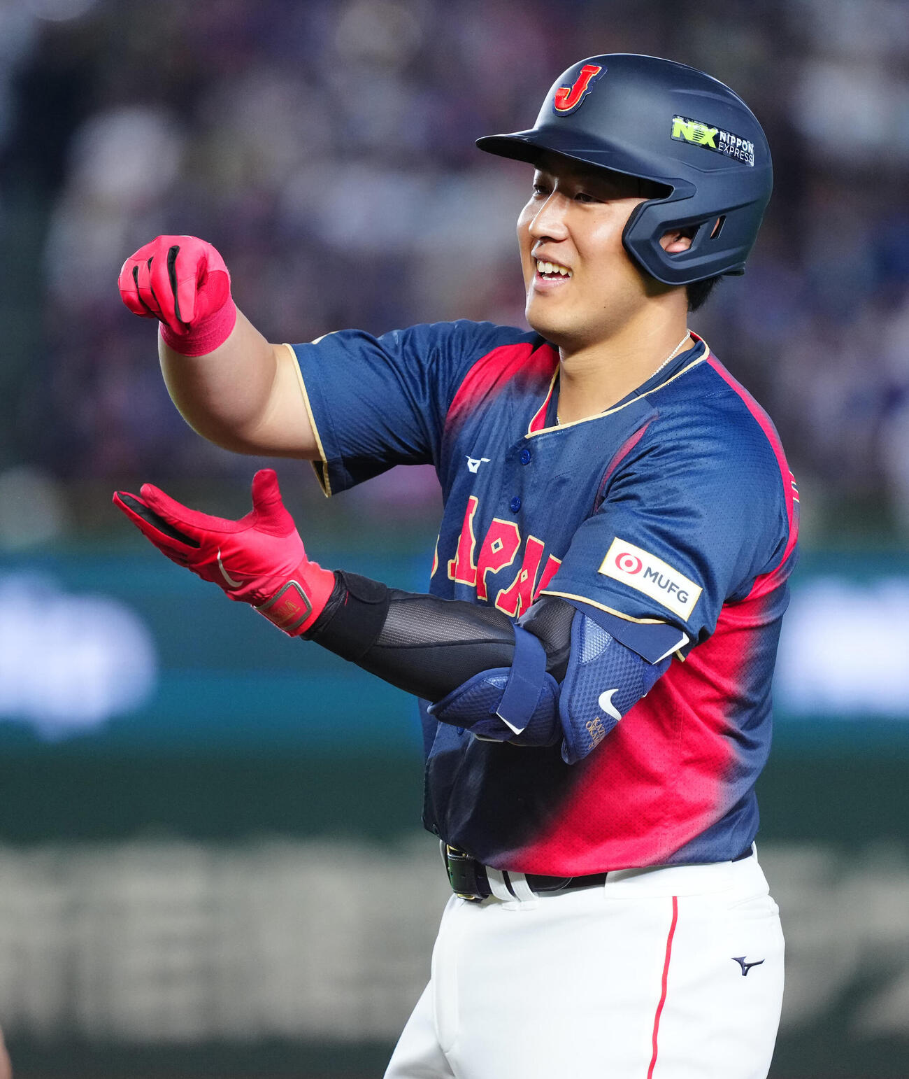 台湾対日本　3回表日本無死一、二塁、適時打を放ちポーズを決める岡本（撮影・垰建太）
