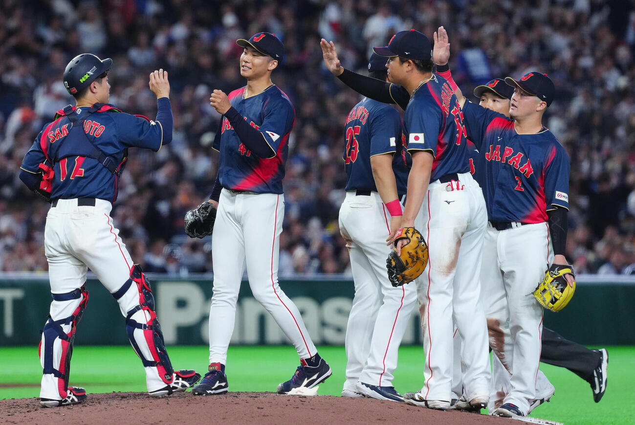 台湾対日本　台湾に7回コールド勝ちしタッチを交わす曽谷（左から2人目）らナイン（撮影・垰建太）