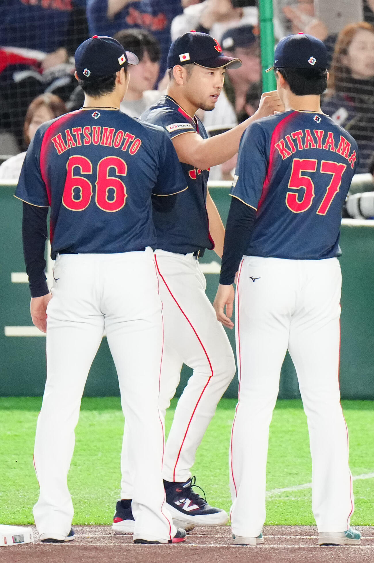 台湾対日本　試合前セレモニーでタッチを交わす菊池（中央）（撮影・江口和貴）