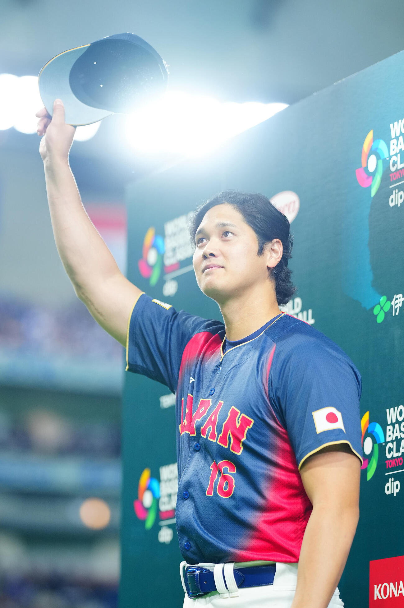 台湾対日本　台湾に大勝しお立ち台に上がる大谷（撮影・垰建太）