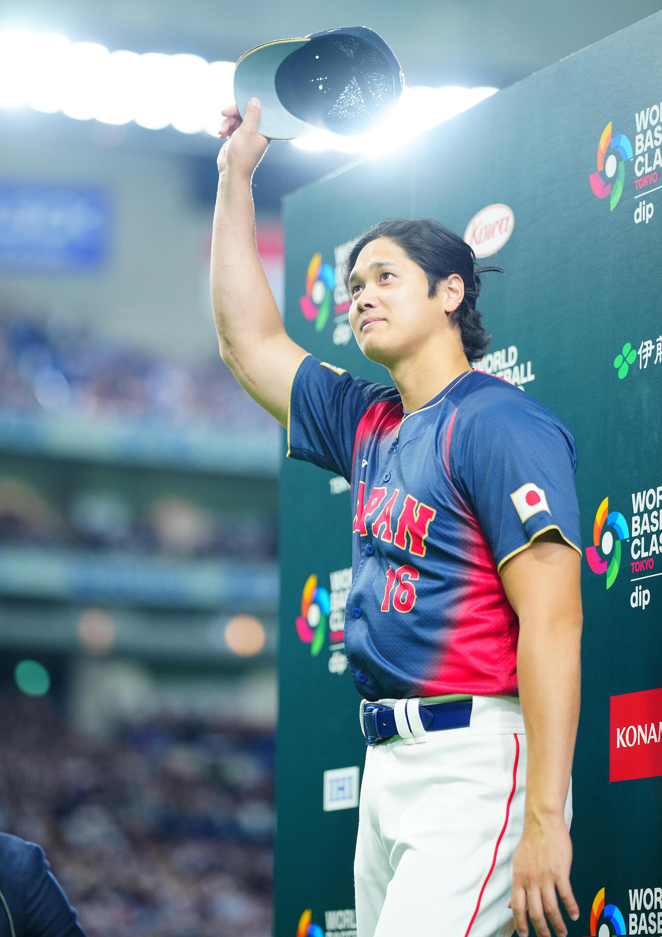 台湾対日本　台湾に大勝しお立ち台に上がる大谷（撮影・垰建太）
