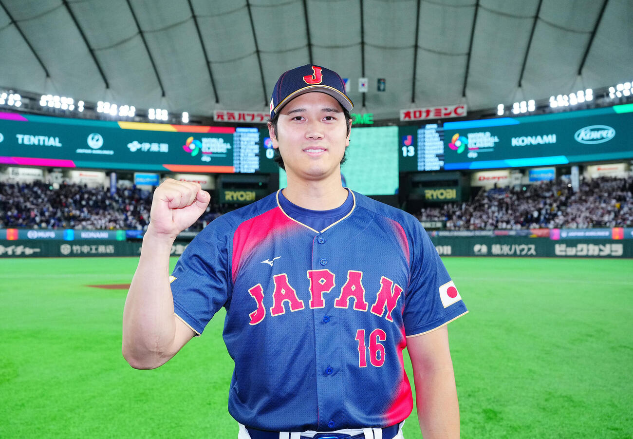 台湾対日本　台湾に大勝し写真に納まる大谷（撮影・垰建太）