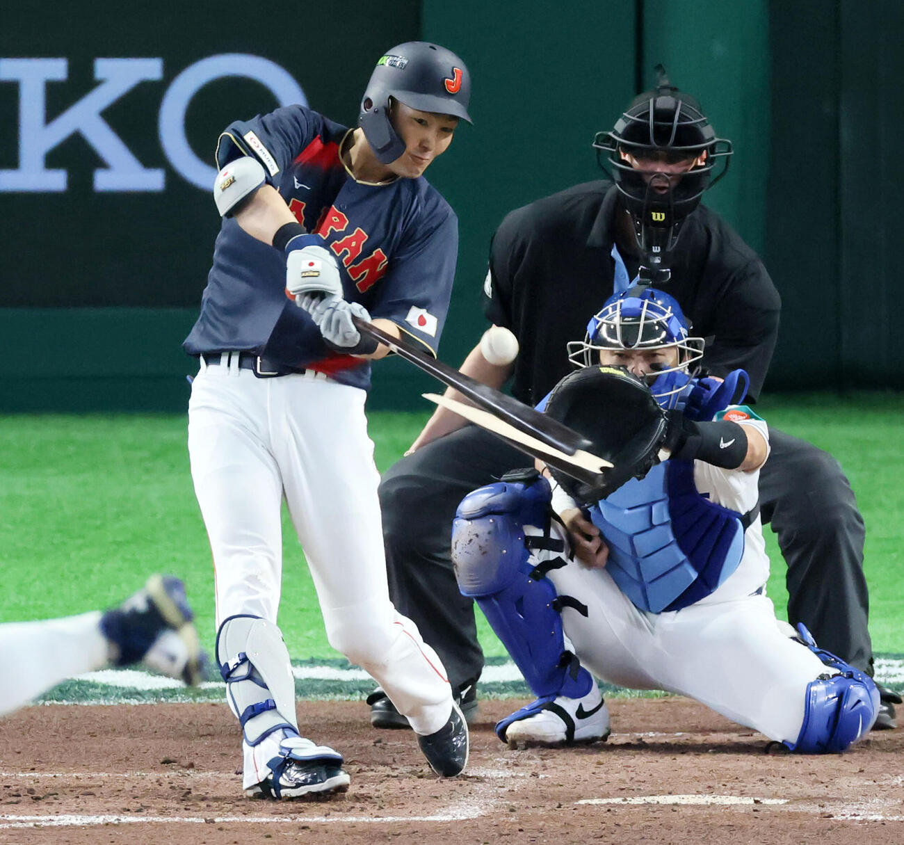 台湾対日本　2回表日本2死満塁、源田は2点適時打を放つ（撮影・加藤哉）