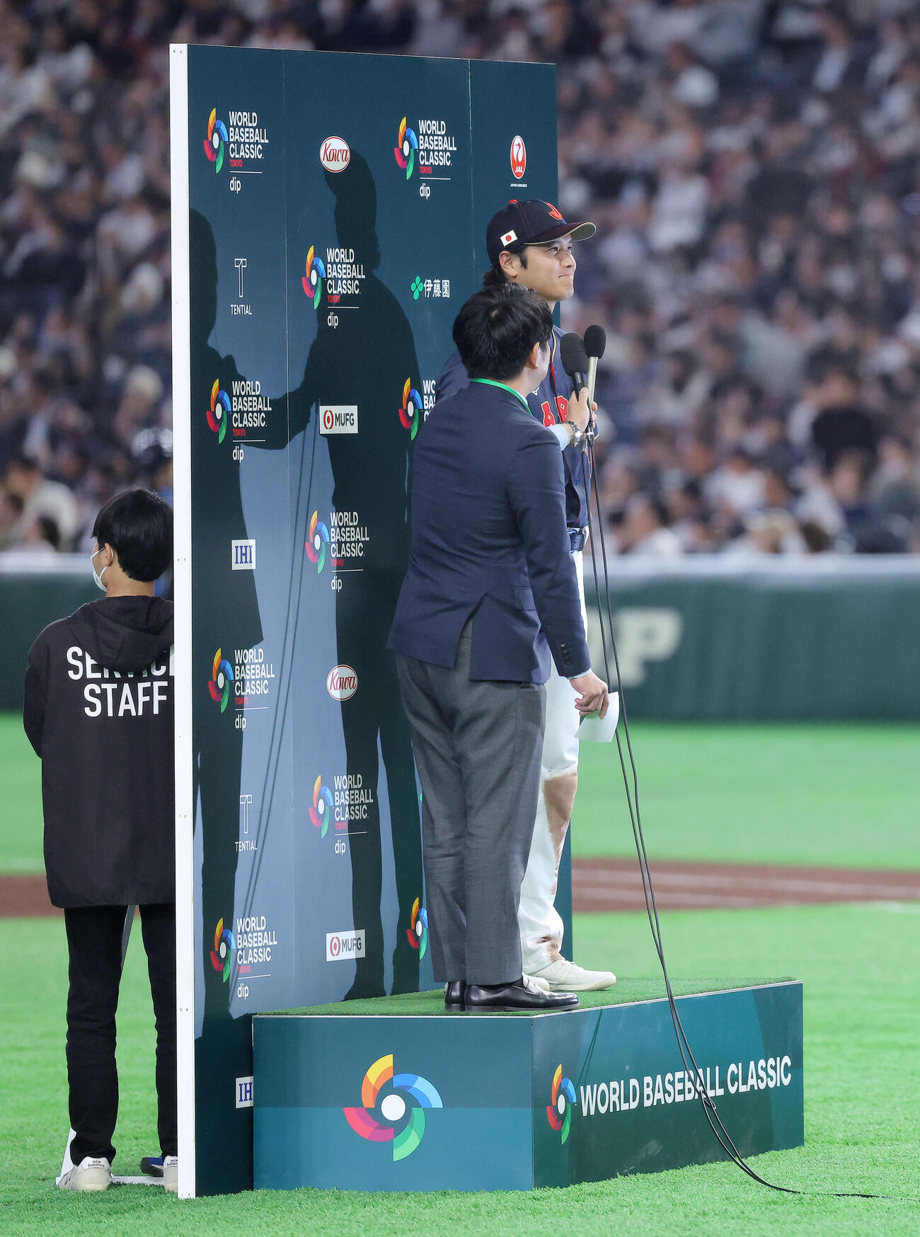 台湾対日本　台湾に勝利し、お立ち台に上がる大谷（右）（撮影・河田真司）