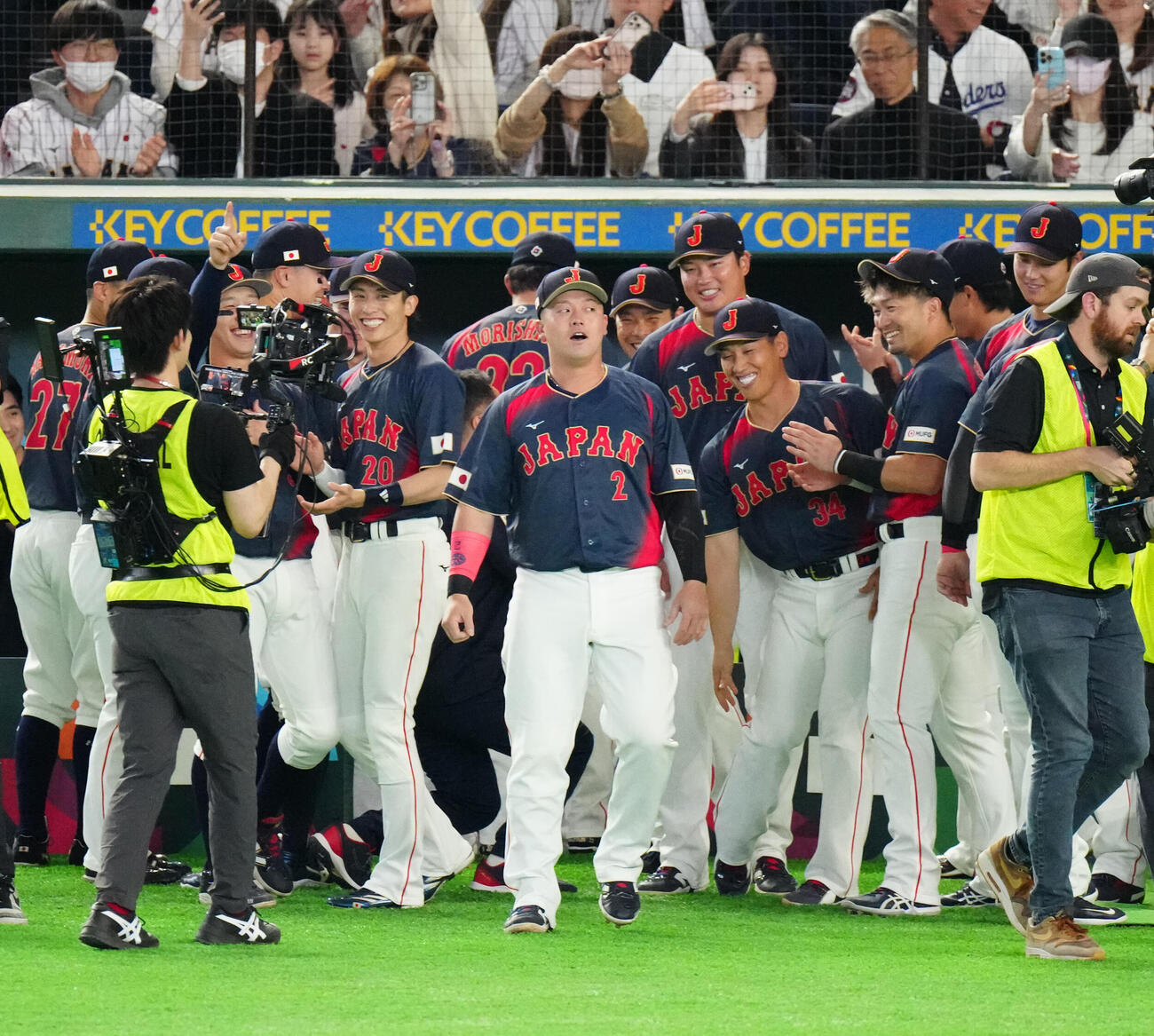 台湾対日本　試合前の円陣で声出しした牧（中央）（撮影・江口和貴）