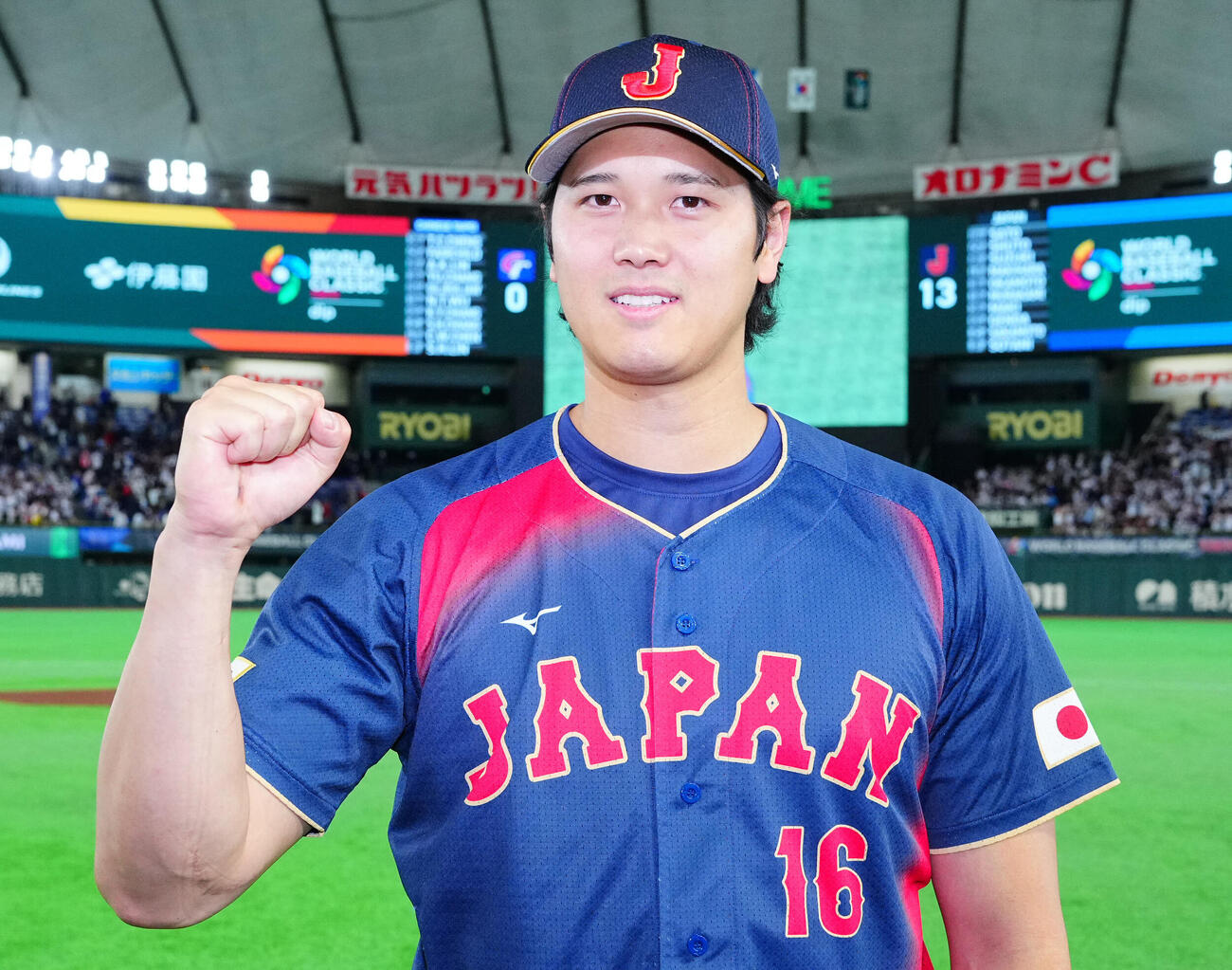 台湾対日本　台湾に大勝し写真に納まる大谷（撮影・垰建太）