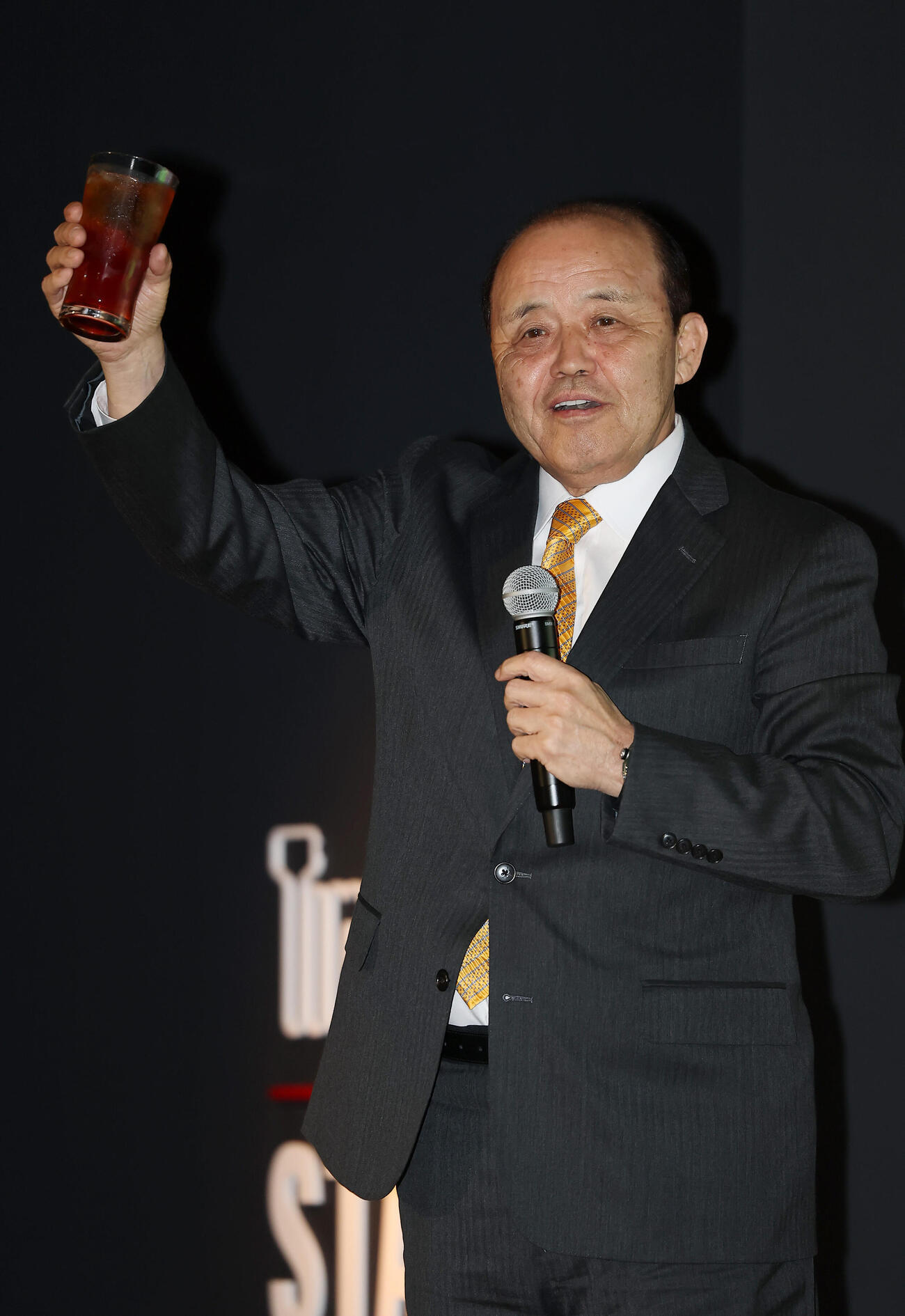 トークイベントに登場し、乾杯の音頭をとる岡田彰布氏（撮影・前田充）