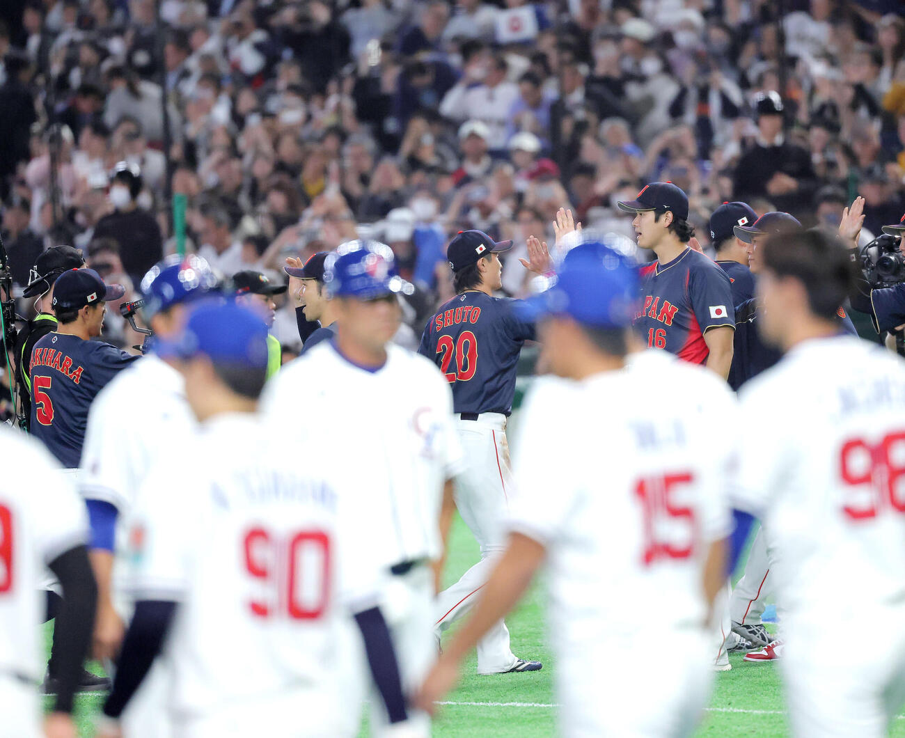 台湾対日本　台湾に勝利し、チームメートを迎える大谷（右）（撮影・河田真司）