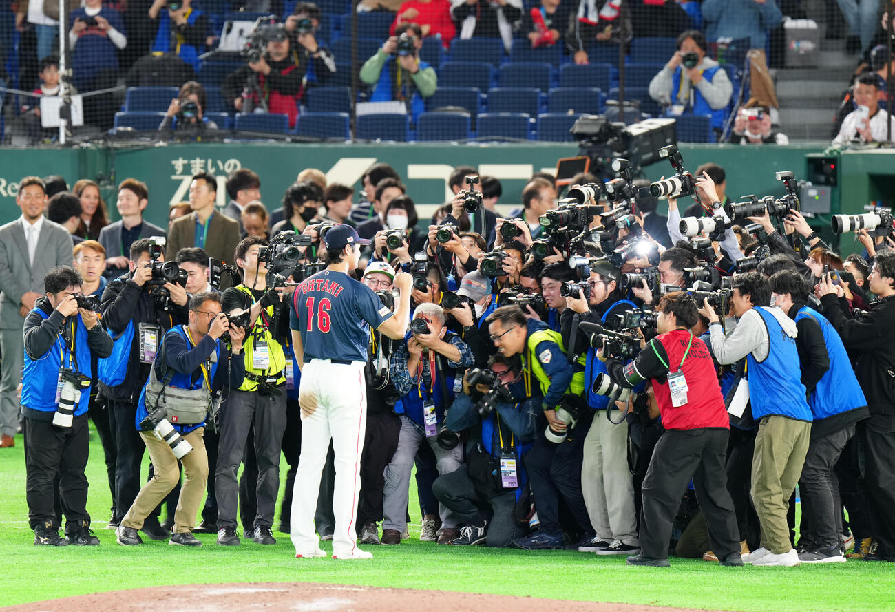 台湾対日本　試合後、大勢のカメラマンに撮影される大谷（撮影・江口和貴）