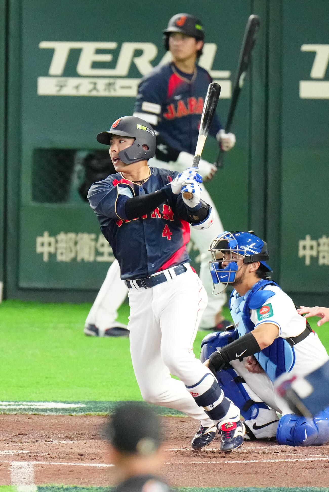 台湾対日本　2回表日本2死一、三塁、適時打を放つ若月（撮影・江口和貴）
