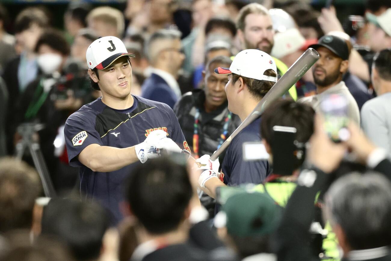 台湾対日本　試合前、村上（右）と言葉を交わす大谷（撮影・河田真司）