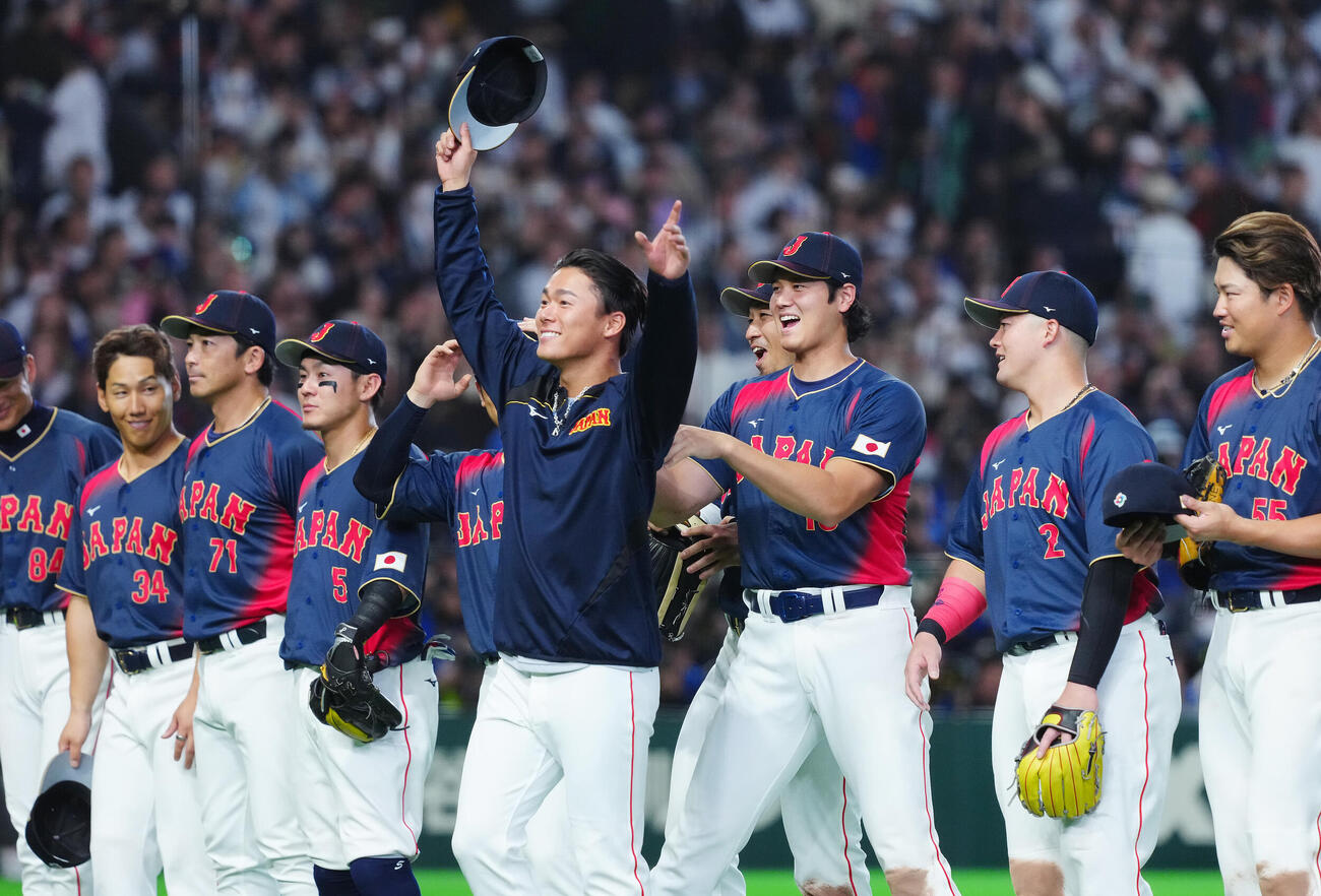 台湾対日本　台湾に大勝しスタンドのファンへのあいさつで山本（中央左）を連れ出す大谷（同右）（撮影・垰建太）